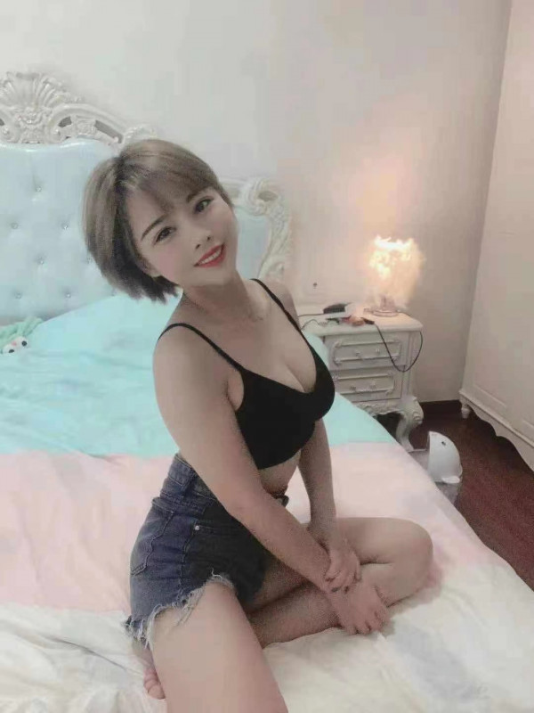 张府园动感美女可吻